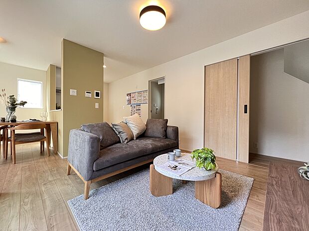 【リビング】LDK15.3帖　南東向きの明るいリビングは家族団らんにピッタリの空間です(3号棟)