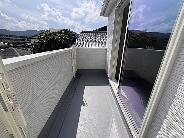 【バルコニー】南東向きバルコニー　陽当たり良好です！(3号棟)