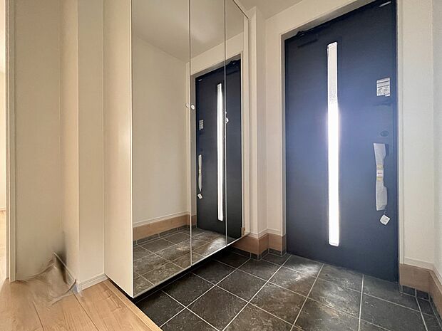 【同仕様写真(その他内観)】下駄箱収納付きの玄関(2号棟同仕様)