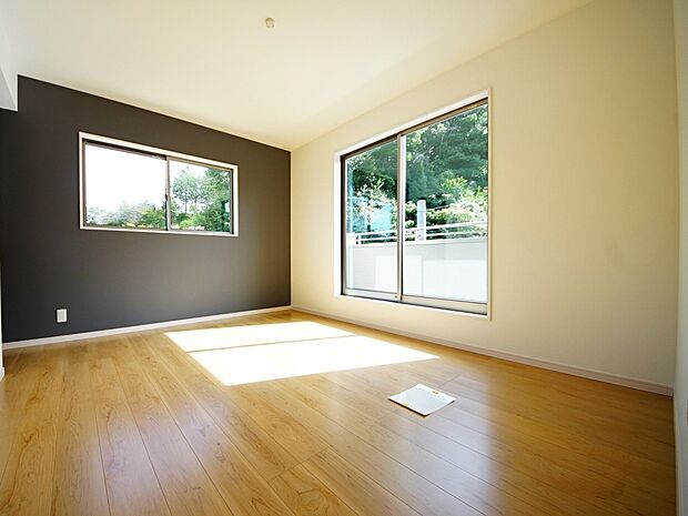 【同仕様写真(その他内観)】洋室8帖 WIC、バルコニー付きのお部屋です(同仕様)