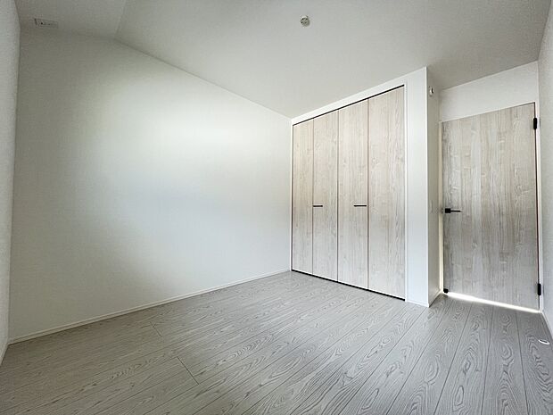 【洋室】洋室5.2帖　お子さまの居室にちょうど良い広さです