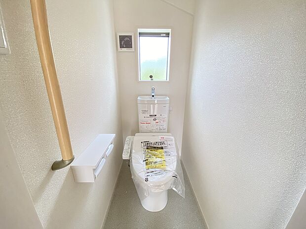 【同仕様写真(その他内観)】トイレは各階にご用意。ウォシュレット機能付き(B号棟同仕様)