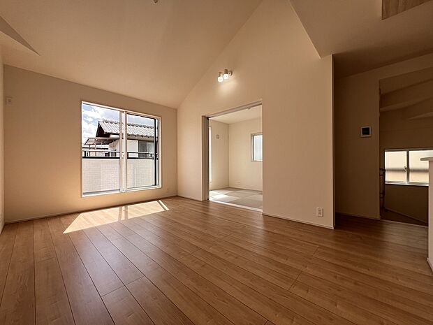 【リビング】リビングと和室、合わせて約19帖の空間です(1号棟)