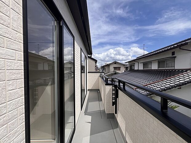 【バルコニー】陽当たり良好のバルコニー　リビングと和室から出入り可能です(1号棟)