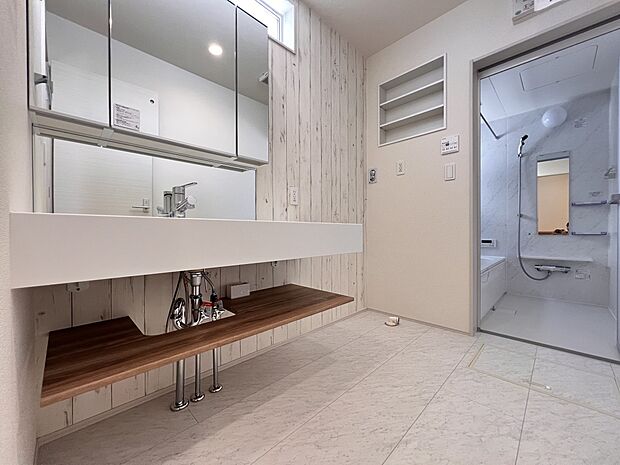 【その他内観】三面鏡仕様の洗面化粧台(1号棟同仕様)