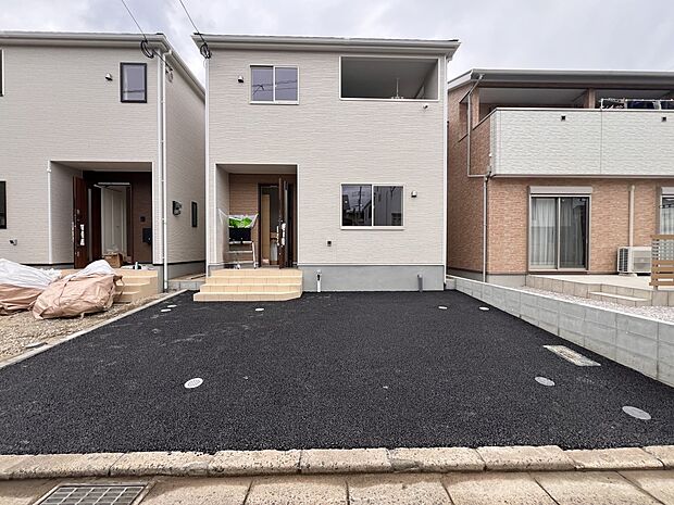 【駐車場】お車は2台並列で駐車可能です(2号棟)