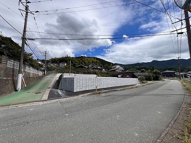 【前面道路含む現地写真】北西側4m公道　南側10.8m公道