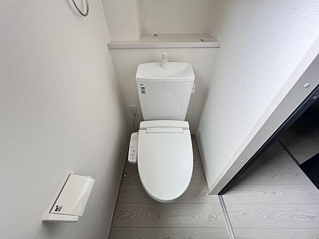 【その他内観】トイレは各階にご用意。ウォシュレット機能付き（4号棟同仕様）