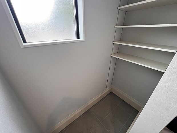 【収納】可動棚付きのシューズインクローク　アウトドア用品などの収納にも役立ちます