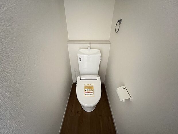 【その他内観】トイレは各階にご用意。ウォシュレット機能付き(2号棟同仕様)