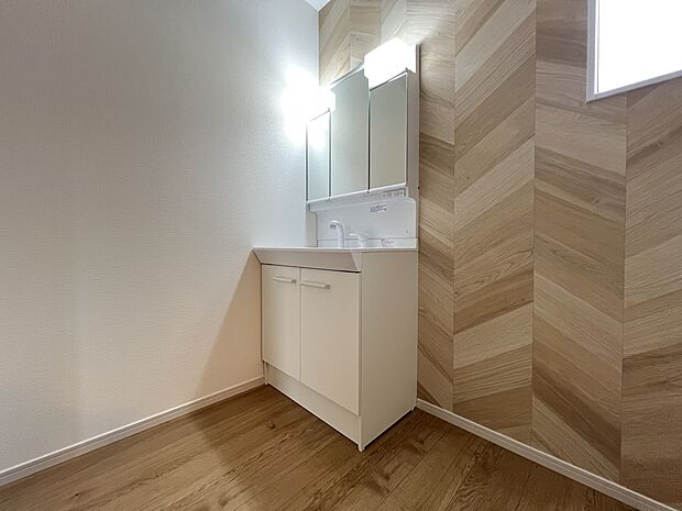 【その他内観】三面鏡仕様の洗面化粧台(1号棟同仕様)