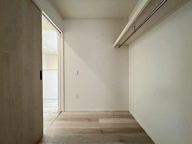 【収納】ファミリークローク 洗面所、階段ホールの2箇所から出入り可能です