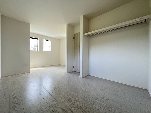 【その他内観】洋室9.75帖 クローゼット収納、オープンタイプの収納スペース付の広めの居室です