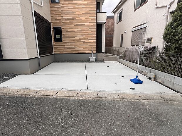 【駐車場】お車は2台並列で駐車可能です