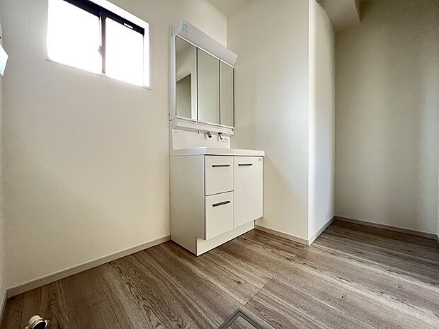 【洗面台・洗面所】三面鏡仕様の洗面化粧台　脱衣所は広めの設計！(1号棟)