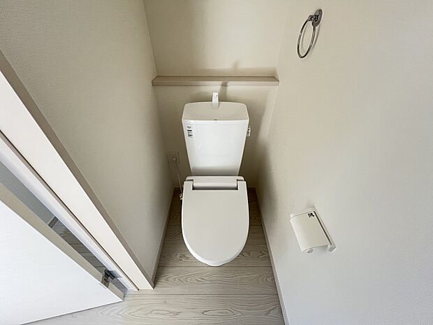 【トイレ】トイレは各階にご用意。ウォシュレット機能付き(1号棟)