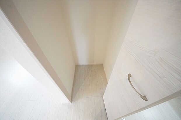【同仕様写真(その他内観)】2階ホール収納(同仕様)