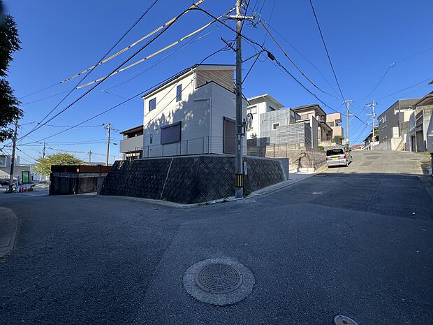 【前面道路含む現地写真】前面道路　南西側6m公道、南東側5.9m公道