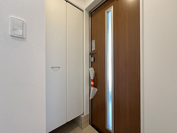 【玄関】シューズボックス付きの明るい玄関