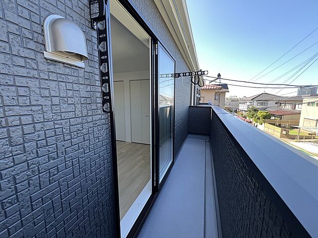 【バルコニー】7.8帖の洋室から出入り可能なバルコニー