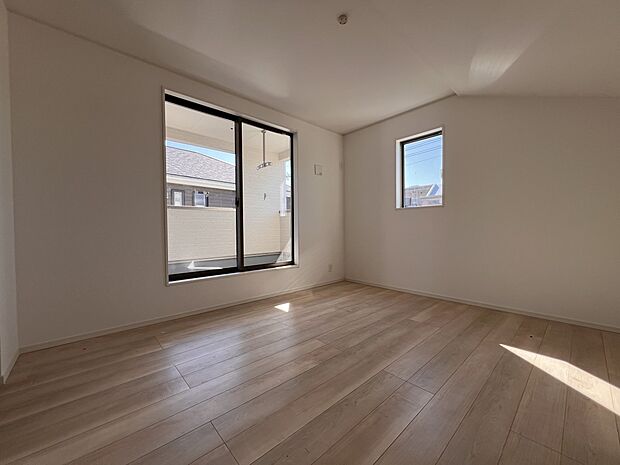【洋室】洋室8帖　バルコニー付きの広めのお部屋　ご夫婦の寝室にどうぞ(1号棟)