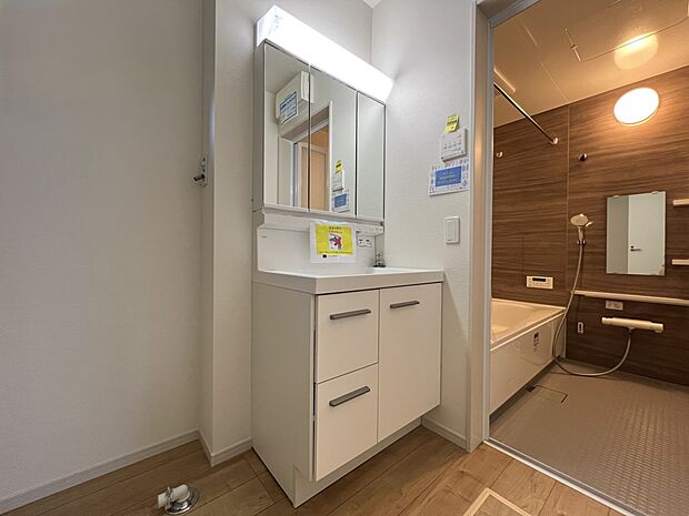 【同仕様写真(その他内観)】三面鏡仕様の洗面化粧台(3号棟同仕様)