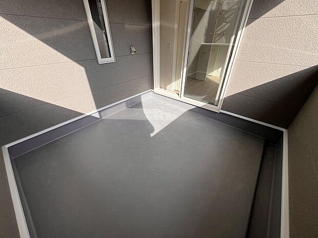 【同仕様写真(その他内観)】ワイドタイプのバルコニーはインナータイプ(2号棟同仕様)