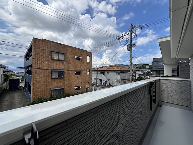 【同仕様写真(その他内観)】南向きの陽当たり良好なバルコニー(2号地同仕様)