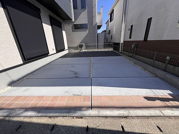 【駐車場】お車は2台並列で駐車可能です(1号棟)