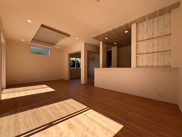 【リビング】LDK17.25帖 三面採光の明るいリビング 是非現地でご体感ください(1号棟)