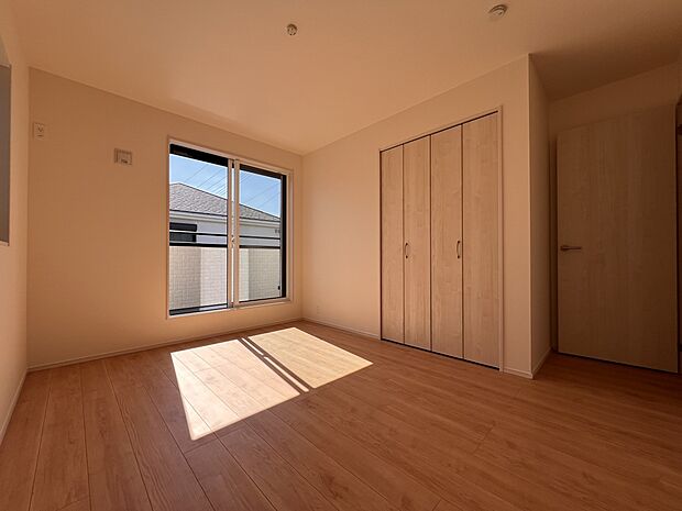 【洋室】洋室6帖 こちらもバルコニー付き 2階には洋室を3部屋ご用意いたしました(1号棟)