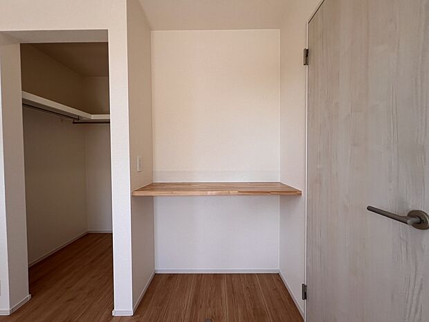 【その他内観】7.375帖の洋室に付設されたカウンタースペース(1号棟)