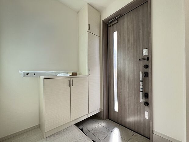 【同仕様写真(その他内観)】シューズボックス付きの玄関(同仕様)