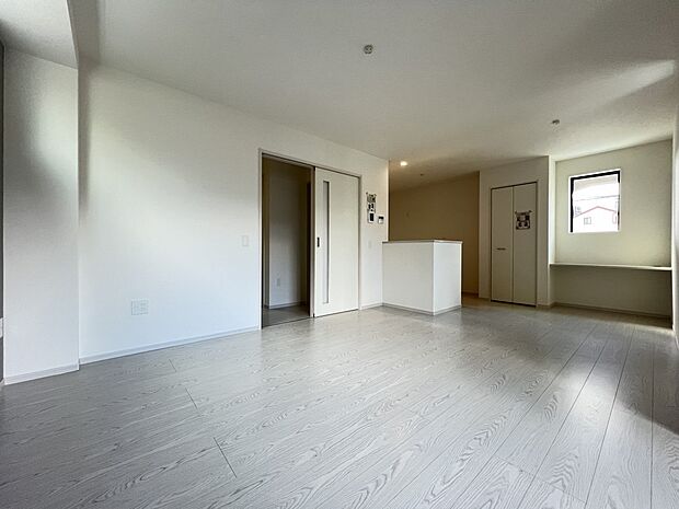 【リビング】LDK16帖 2階に位置しているので明るく風通しも良好です