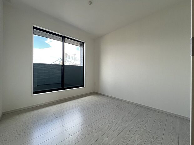 【洋室】洋室5.2帖 バルコニー付きの明るいお部屋