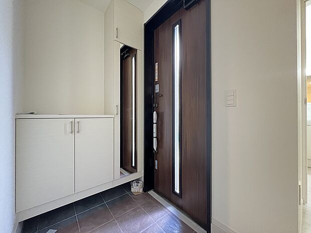 【玄関】玄関には姿見付きのシューズボックスをご用意