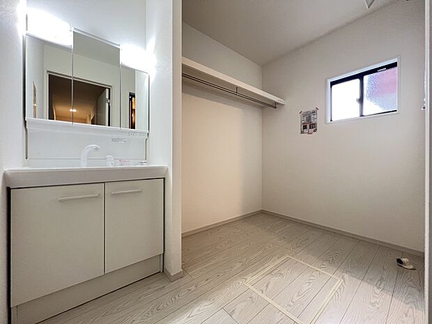 【洗面台・洗面所】洗面脱衣室は広めの設計 三面鏡仕様の洗面化粧台、ハンガーパイプを設置