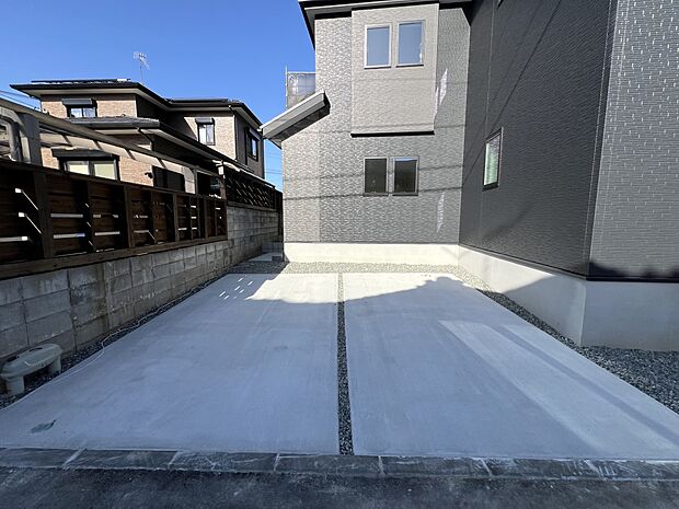 【駐車場】お車は並列2台駐車可能です