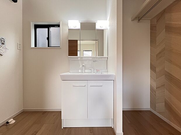 【洗面台・洗面所】三面鏡仕様の洗面化粧台 脱衣所には収納スペースも完備