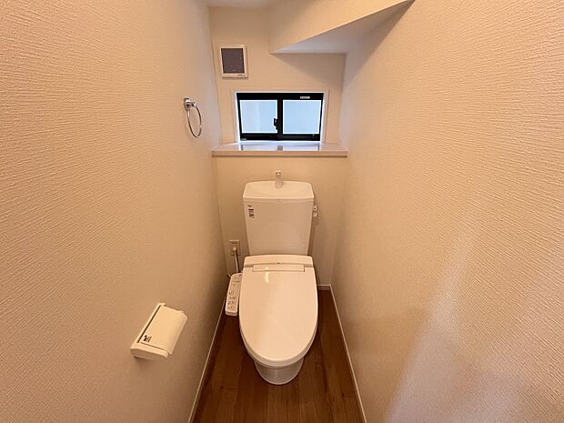 【トイレ】トイレは各階にご用意。ウォシュレット機能付き