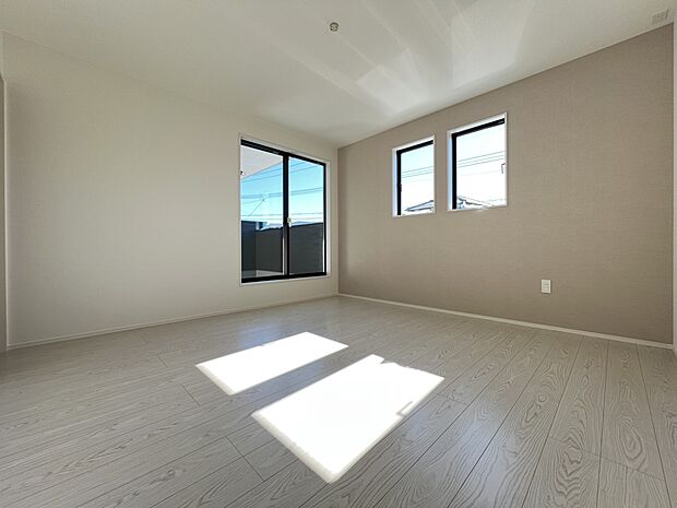 【洋室】洋室8.5帖 WIC、バルコニー付きの居室です