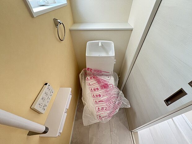 【トイレ】トイレは各階にご用意 ウォシュレット機能付き(1号棟)
