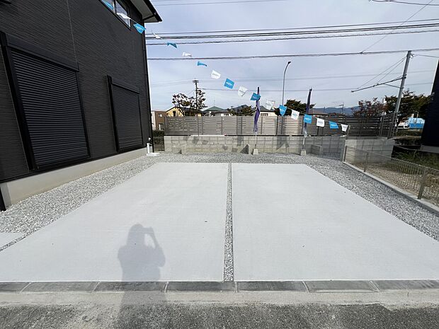 【駐車場】お車は2台並列で駐車可能です(2号棟)