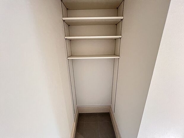 【同仕様写真(その他内観)】玄関横シューズインクローク(同仕様)