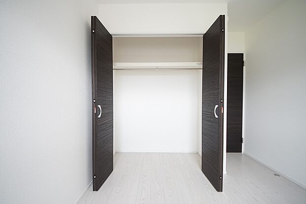 【同仕様写真(その他内観)】クローゼット収納(同仕様)