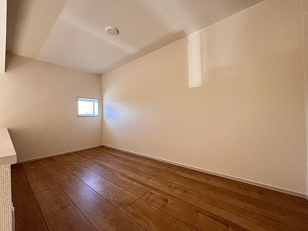 【その他内観】6帖の洋室上部にはロフトをご用意　季節物の収納などに役立ちます(1号棟)
