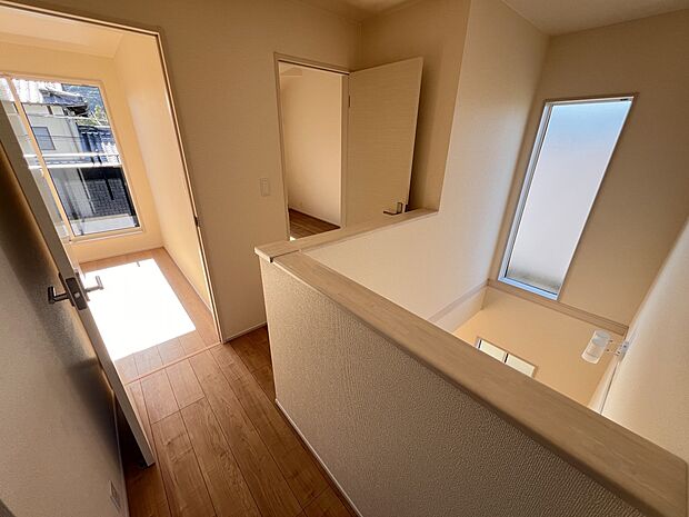 【その他内観】2階ホール　吹抜仕様のリビングを見下ろせます(1号棟)