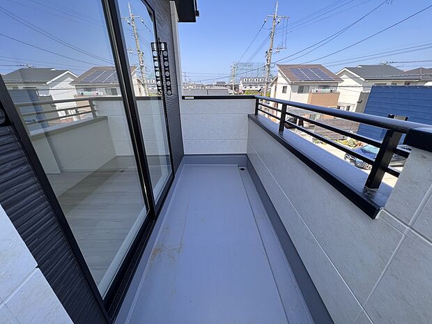 【同仕様写真(その他内観)】南向きのバルコニーは陽当たり良好です(1号棟同仕様)