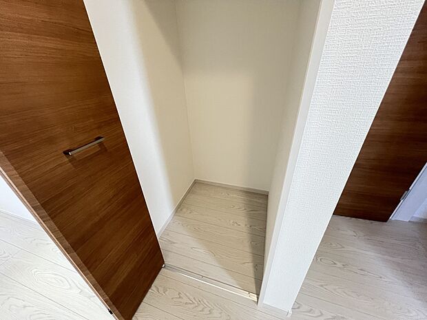 【収納】2階ホールにも収納スペースをご用意(1号棟)