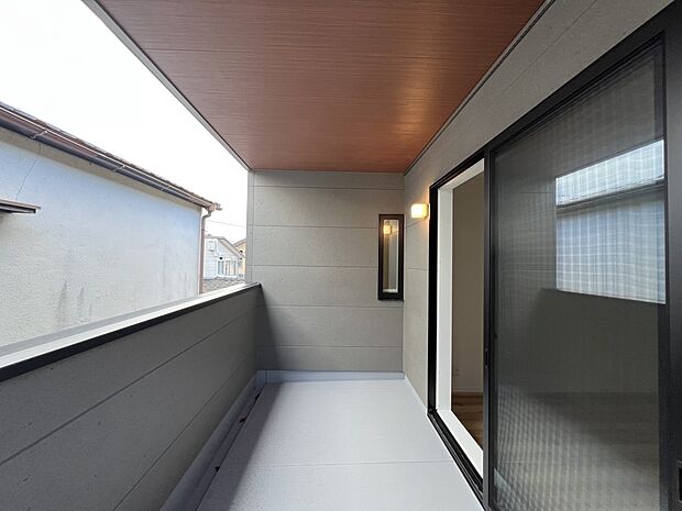 【バルコニー】洋室10帖からアクセス可能なバルコニー